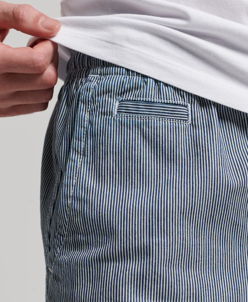 shorts tingidos em listras azuis.