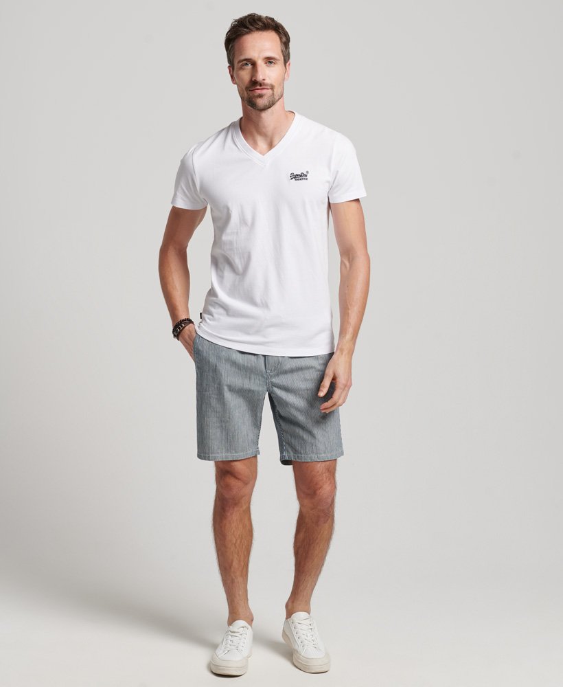 shorts tingidos em listras azuis.
