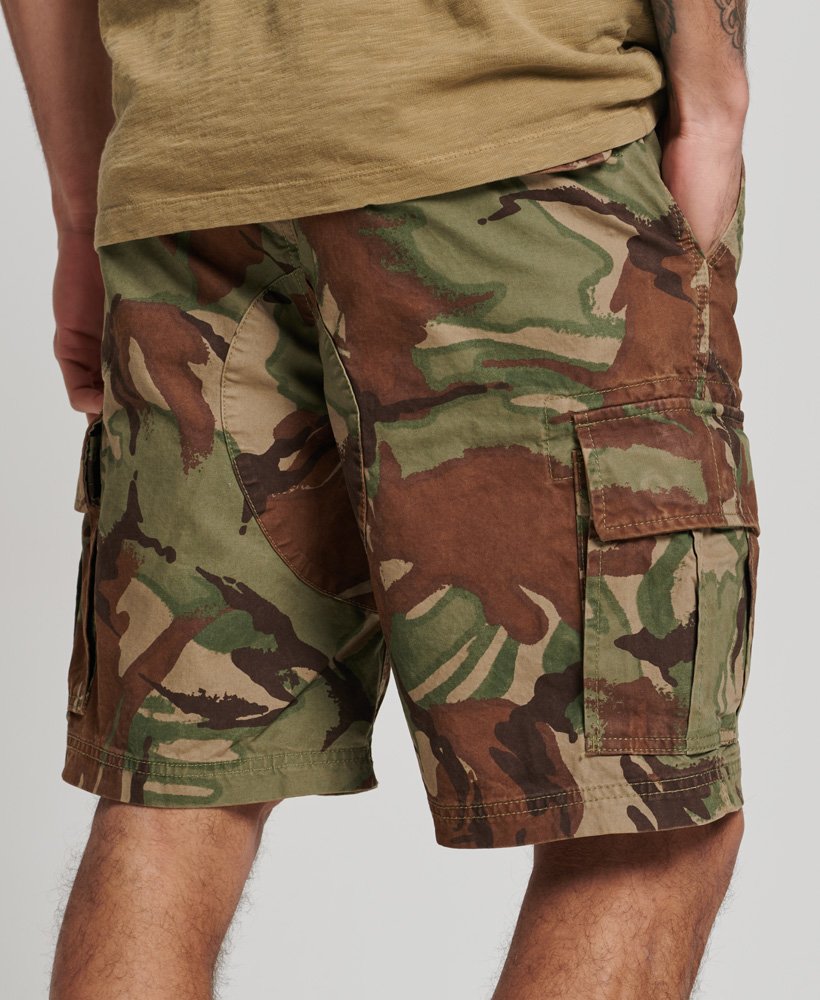 calções cargo pesados em algodão orgânico com estampa camuflada.