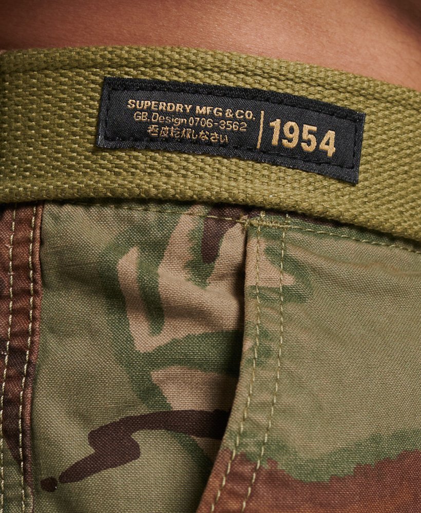 calções cargo pesados em algodão orgânico com estampa camuflada.