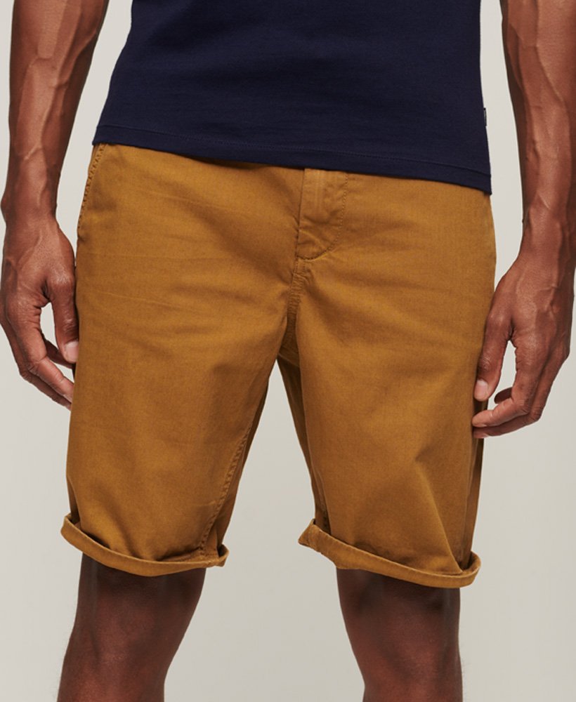 calções chino estilo militar vintage na cor areia.