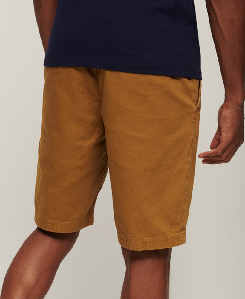calções chino estilo militar vintage na cor areia.