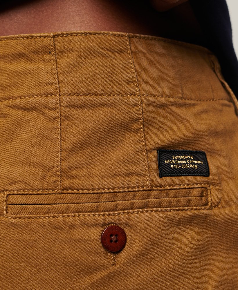 calções chino estilo militar vintage na cor areia.