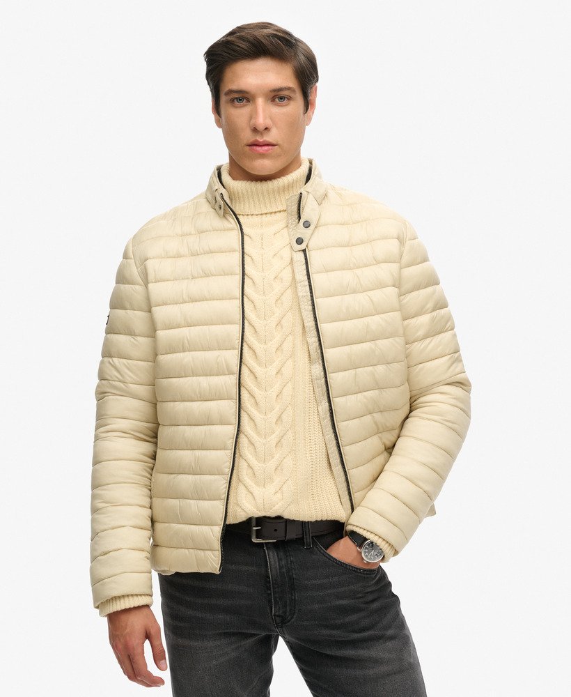 casaco puffer curto e leve na cor bege pelicano.