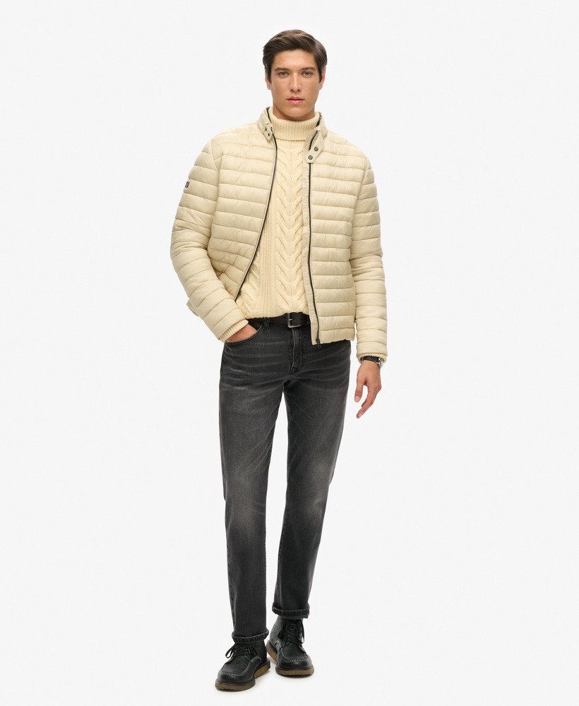 casaco puffer curto e leve na cor bege pelicano.