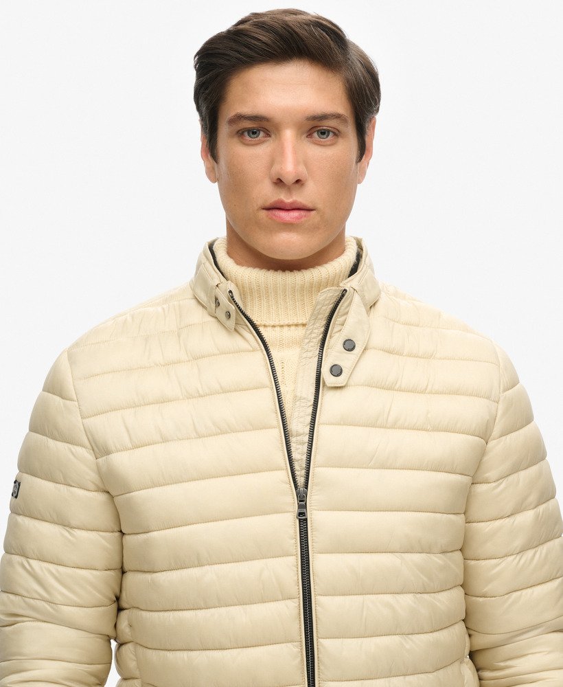 casaco puffer curto e leve na cor bege pelicano.
