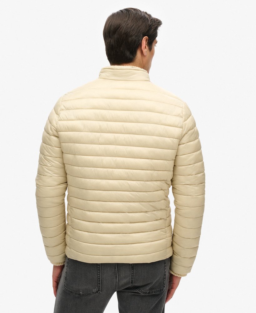 casaco puffer curto e leve na cor bege pelicano.