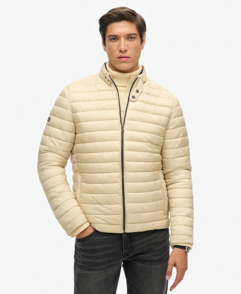 casaco puffer curto e leve na cor bege pelicano.