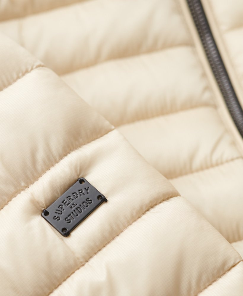 casaco puffer curto e leve na cor bege pelicano.