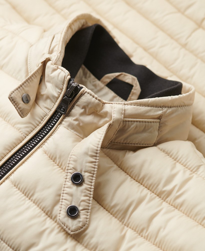 casaco puffer curto e leve na cor bege pelicano.