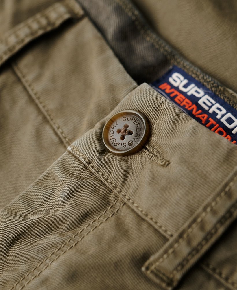 shorts chino vintage em verde oliva acinzentado