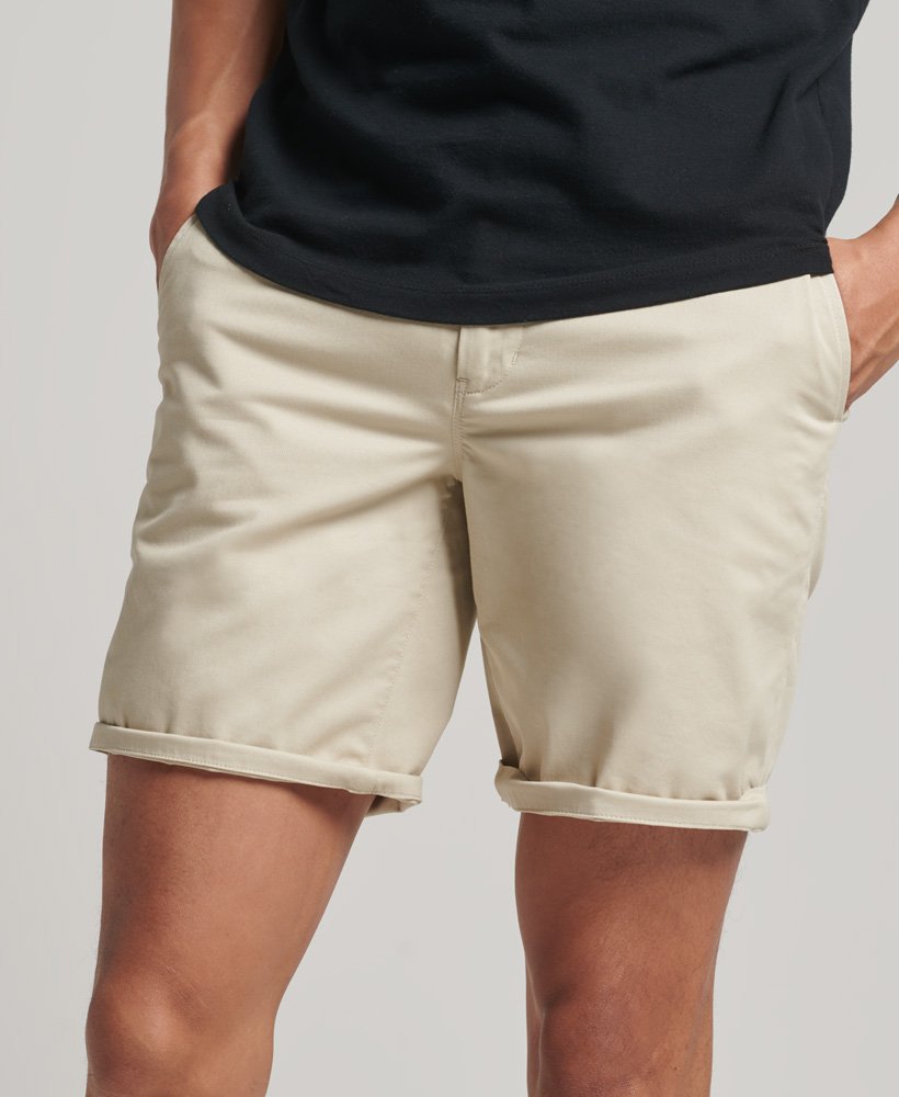 calções chino slim stretch na cor bege pelicano.