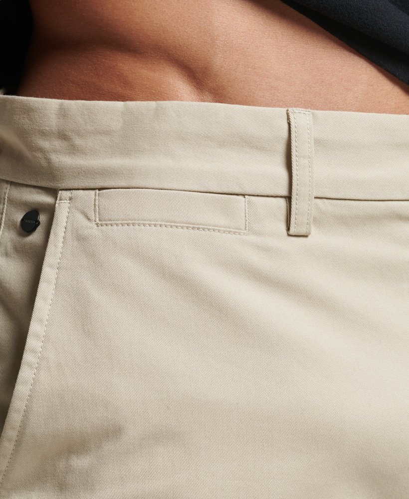 calções chino slim stretch na cor bege pelicano.