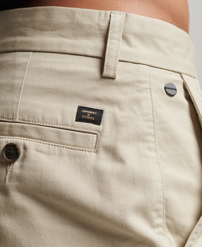calções chino slim stretch na cor bege pelicano.