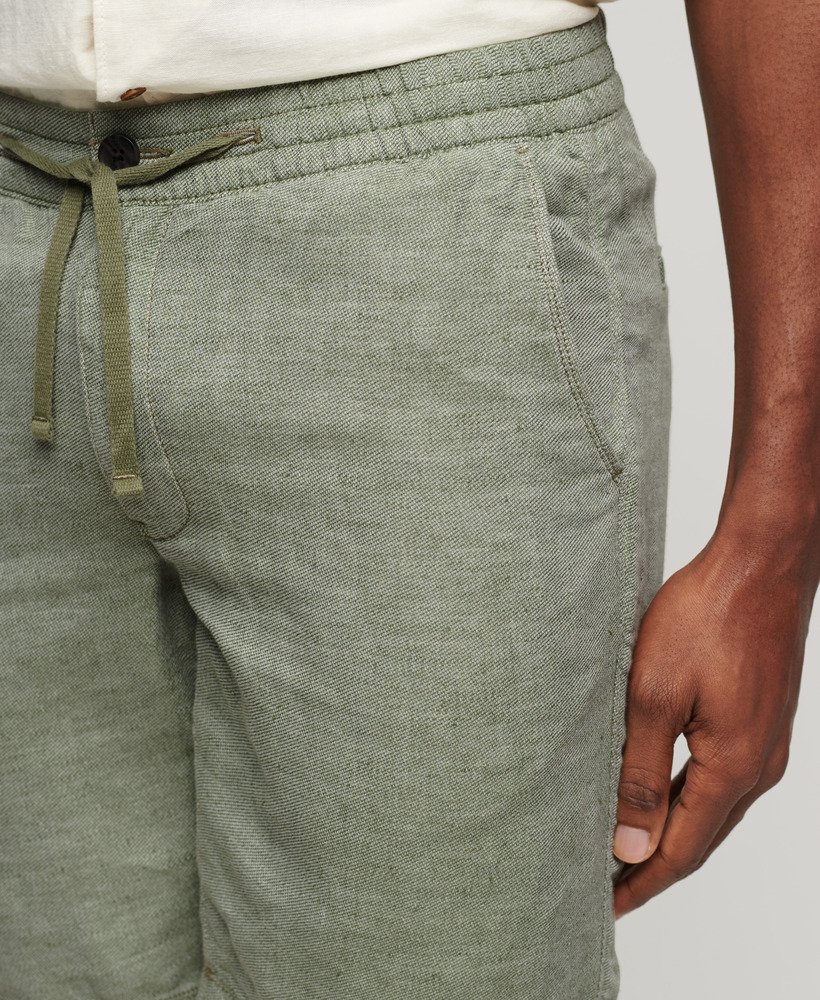 calções de linho com cordão na cor verde sálviaóptica.