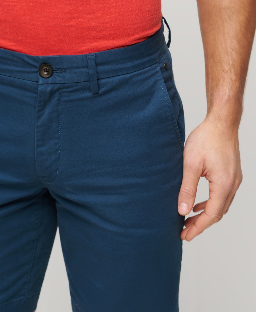 calções chino elásticos na cor azul médio da pilot.