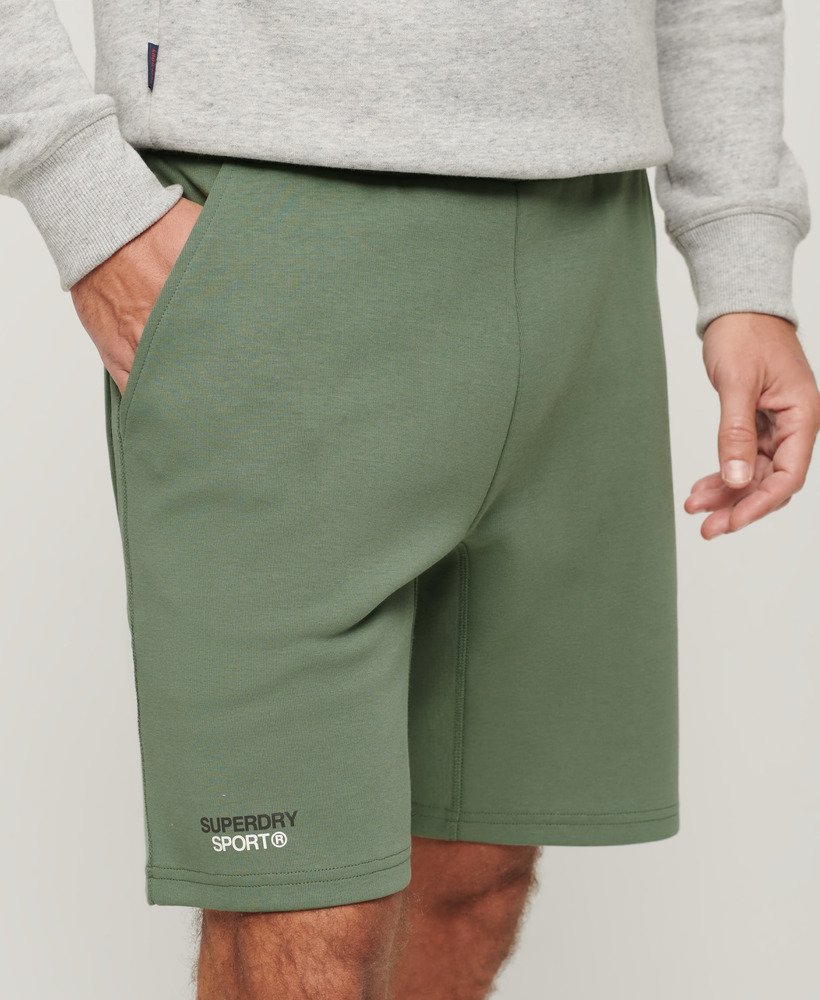 calções sport tech logo tapered na cor cáqui laurel