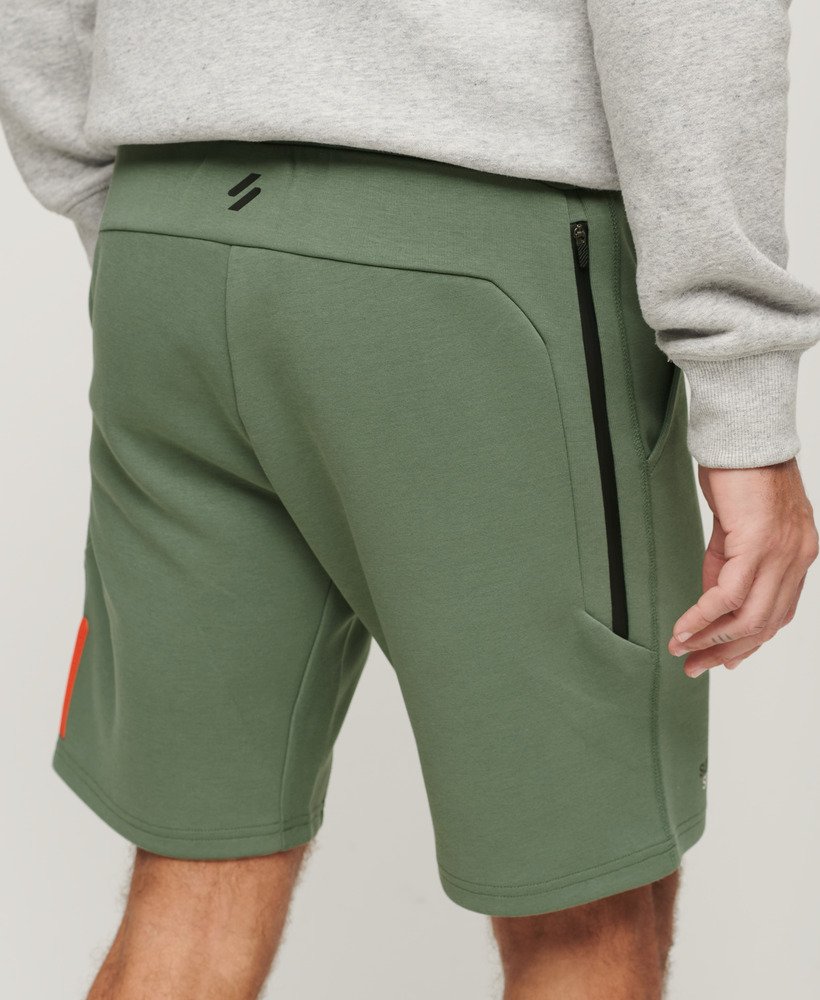 calções sport tech logo tapered na cor cáqui laurel