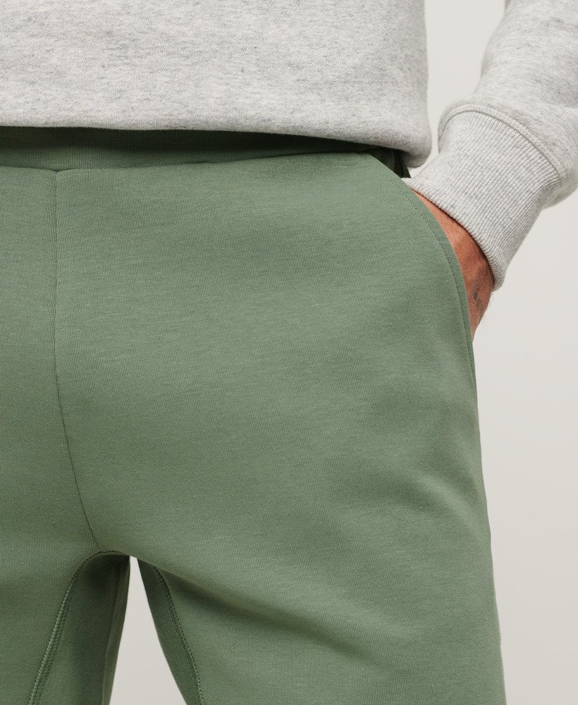 calções sport tech logo tapered na cor cáqui laurel