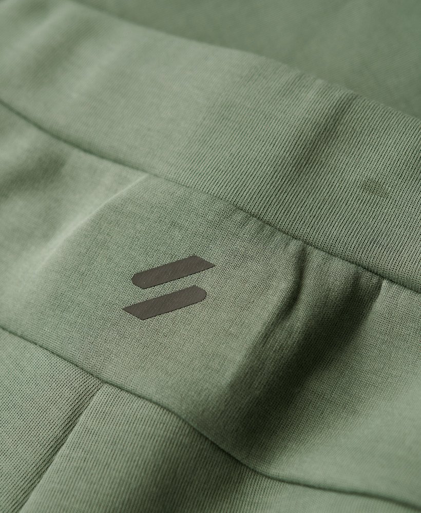 calções sport tech logo tapered na cor cáqui laurel