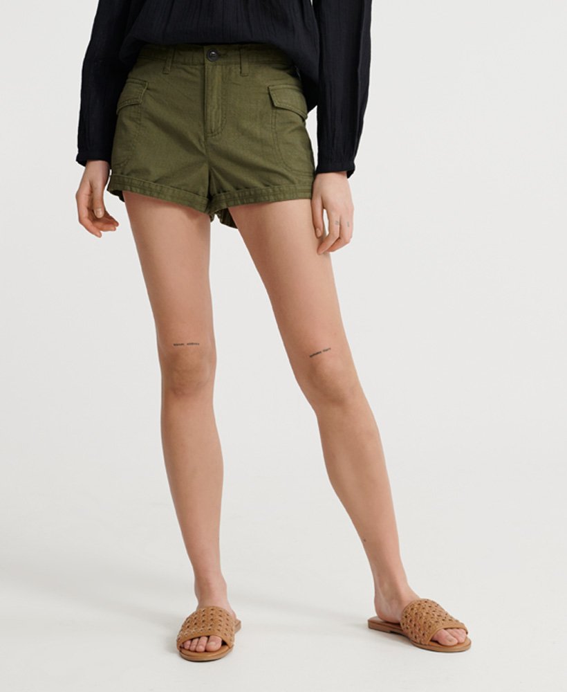 shorts cargo utilitários na cor verde-oliva capuleto