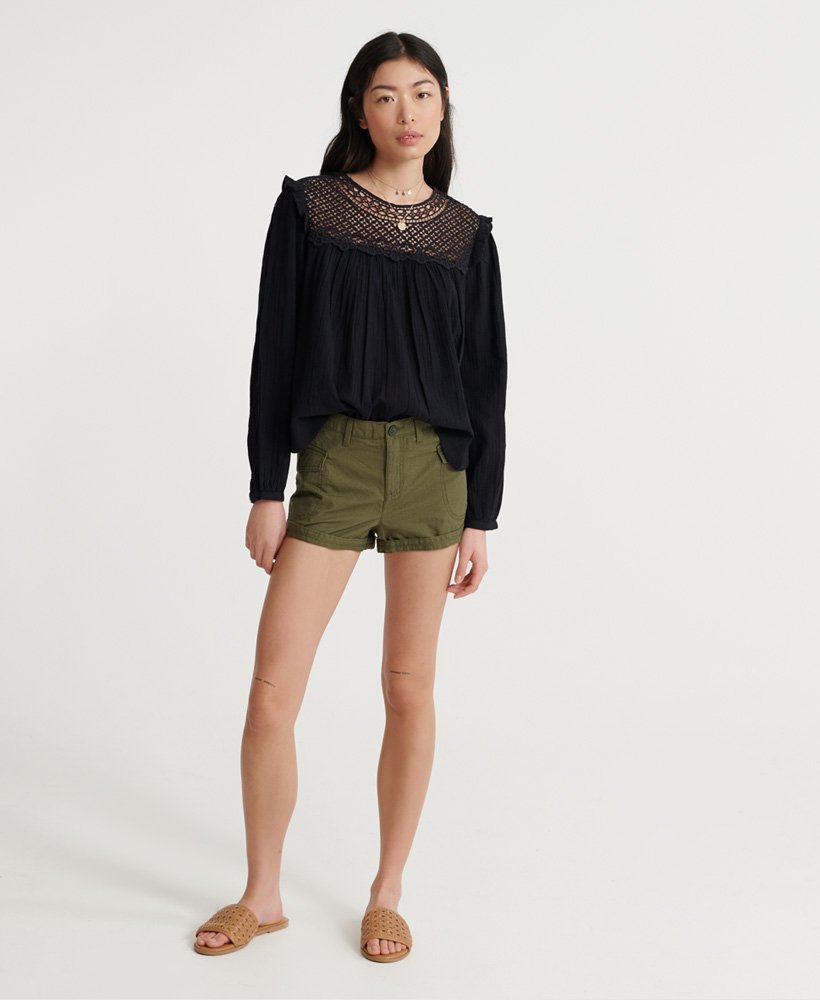 shorts cargo utilitários na cor verde-oliva capuleto