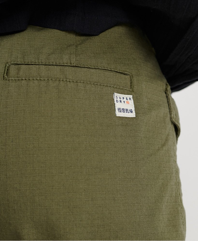 shorts cargo utilitários na cor verde-oliva capuleto