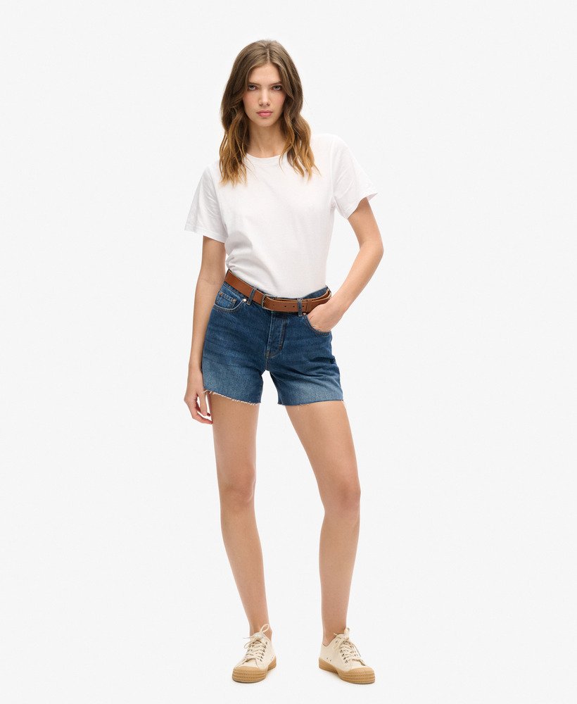 shorts jeans de comprimento médio em lavagem índigo escura.