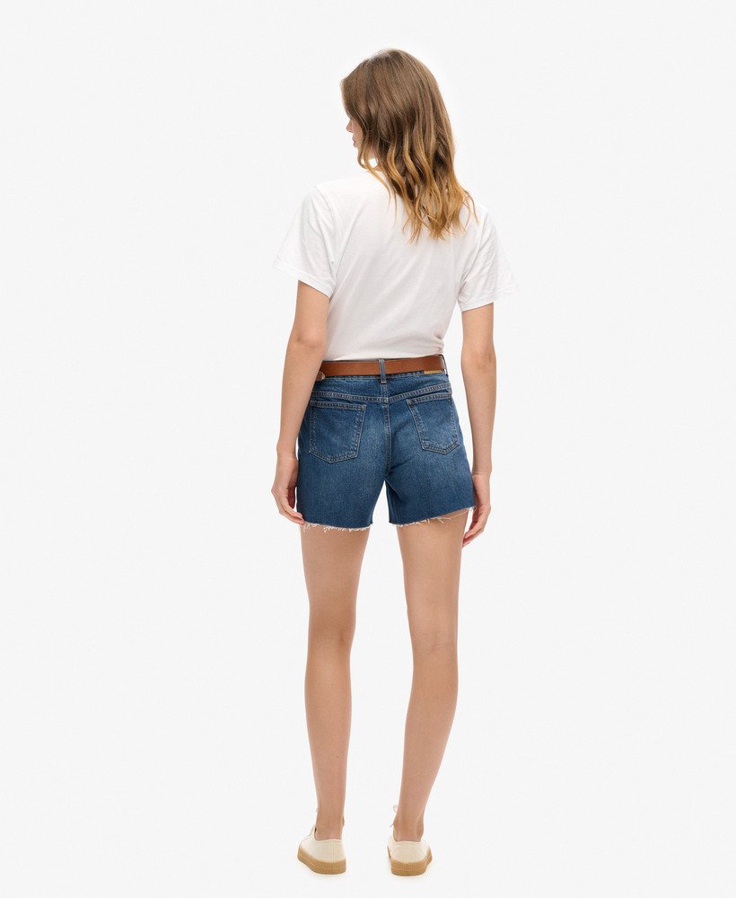 shorts jeans de comprimento médio em lavagem índigo escura.