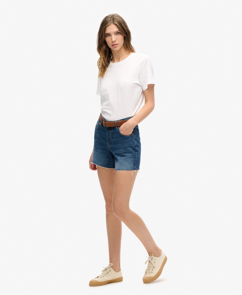 shorts jeans de comprimento médio em lavagem índigo escura.