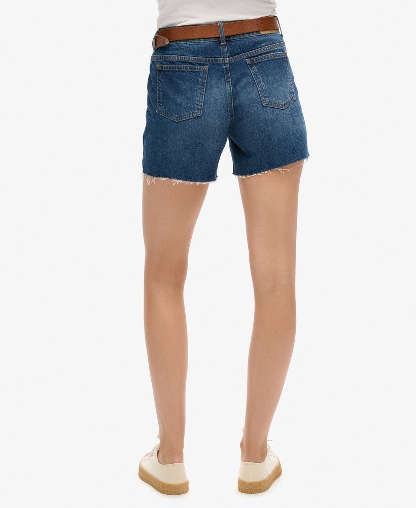 shorts jeans de comprimento médio em lavagem índigo escura.