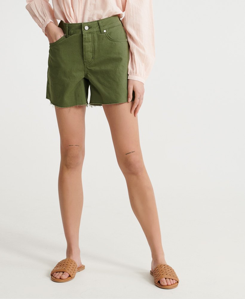 shorts jeans de comprimento médio na cor chive