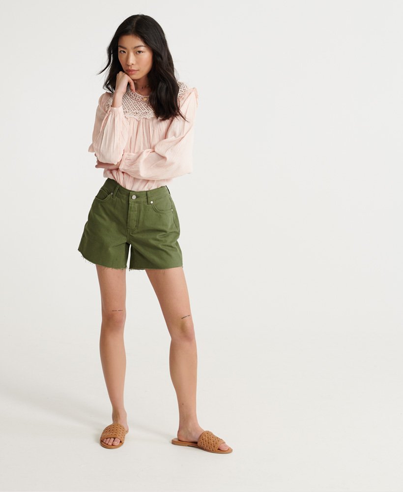 shorts jeans de comprimento médio na cor chive