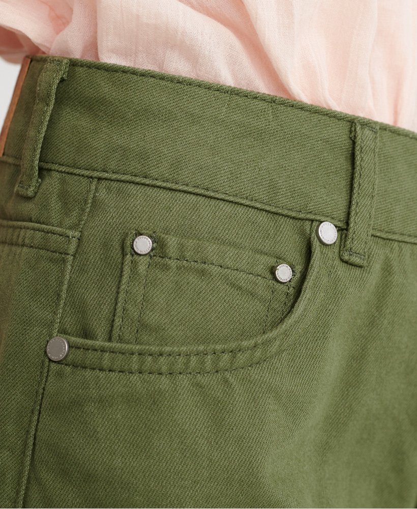 shorts jeans de comprimento médio na cor chive
