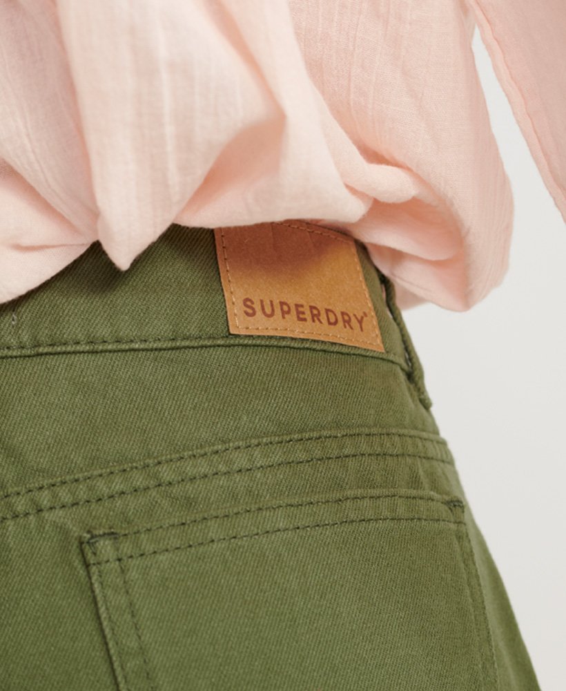 shorts jeans de comprimento médio na cor chive