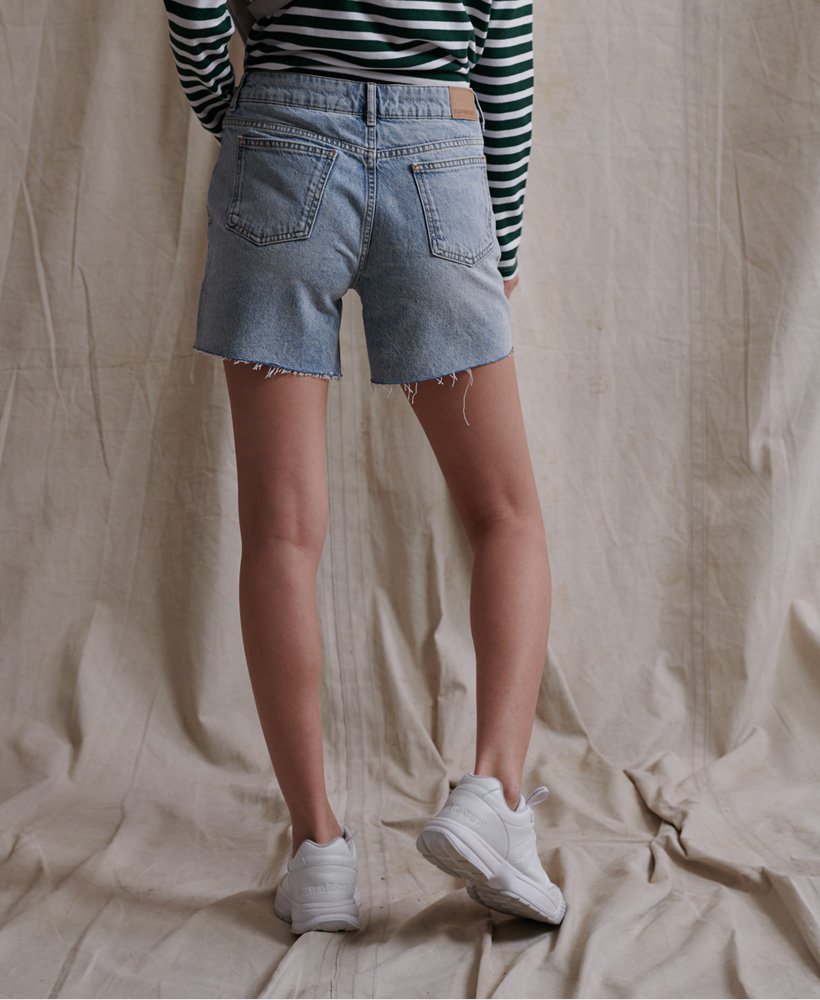 shorts jeans de comprimento médio na cor bleach indigo clean