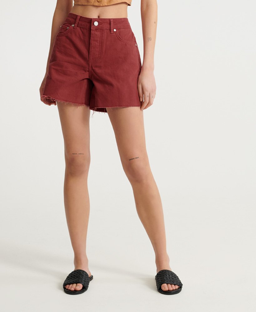 shorts jeans de comprimento médio na cor vermelho terra