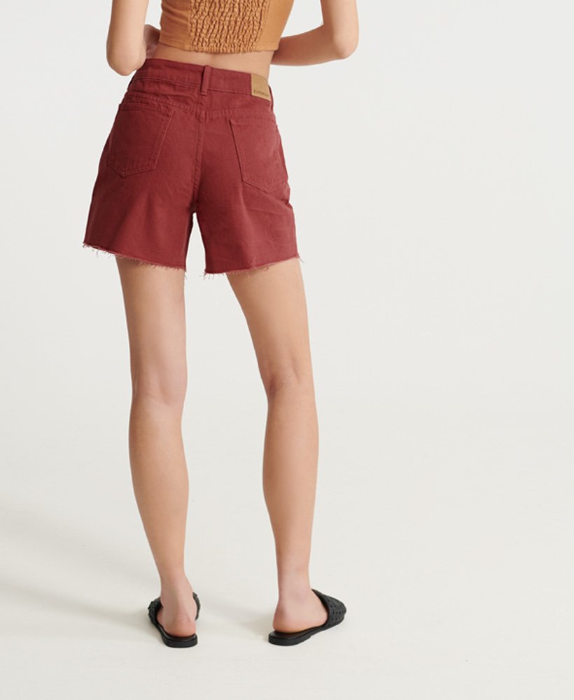 shorts jeans de comprimento médio na cor vermelho terra