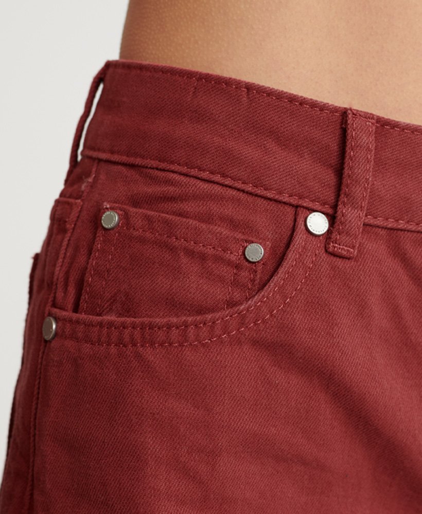 shorts jeans de comprimento médio na cor vermelho terra