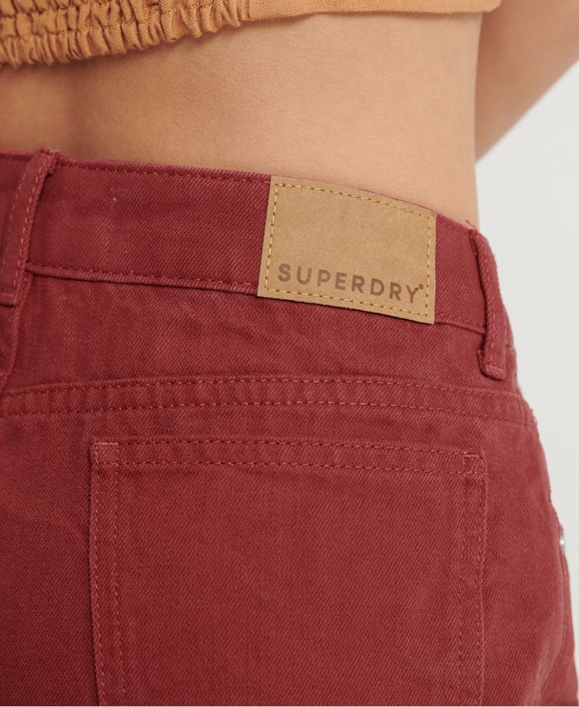 shorts jeans de comprimento médio na cor vermelho terra