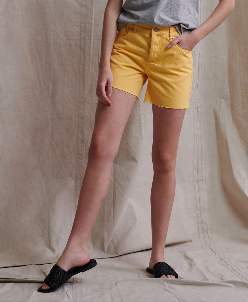 shorts jeans de comprimento médio na cor creme de banana.