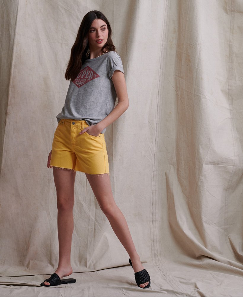 shorts jeans de comprimento médio na cor creme de banana.