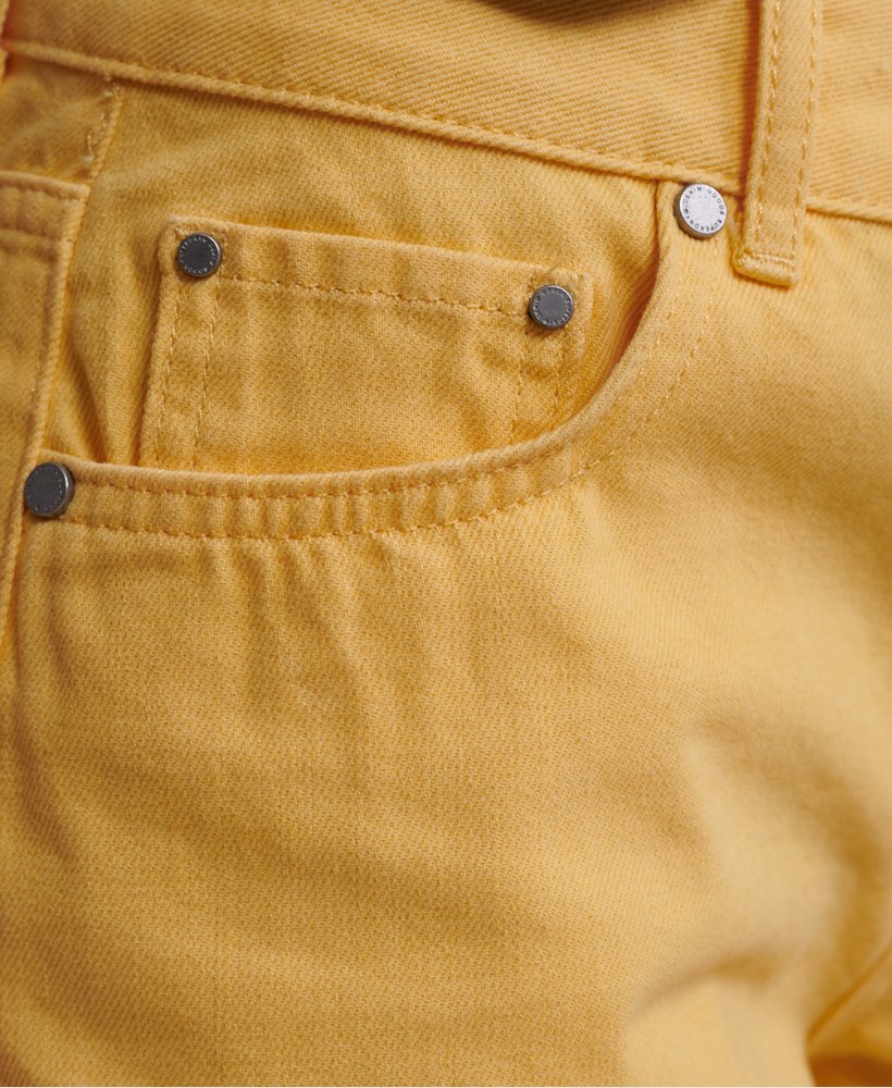 shorts jeans de comprimento médio na cor creme de banana.