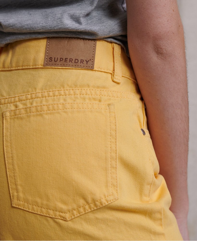 shorts jeans de comprimento médio na cor creme de banana.