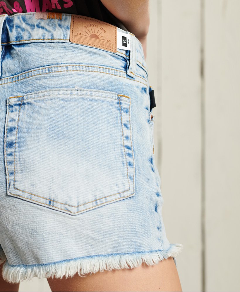 shorts justos e sensuais com bordados e detalhes em patchwork.