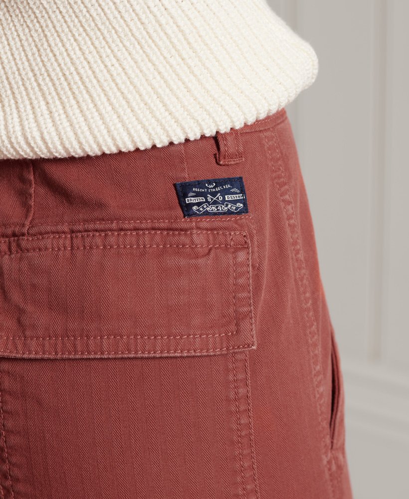 shorts utilitários em marrom avermelhado