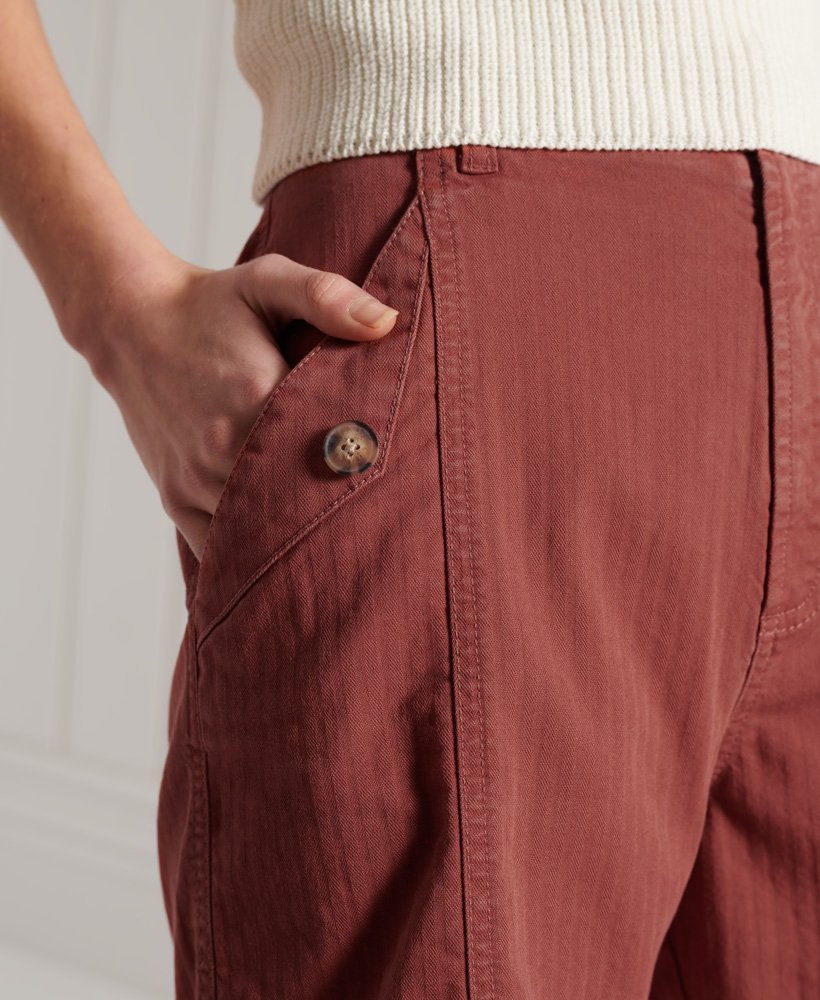 shorts utilitários em marrom avermelhado