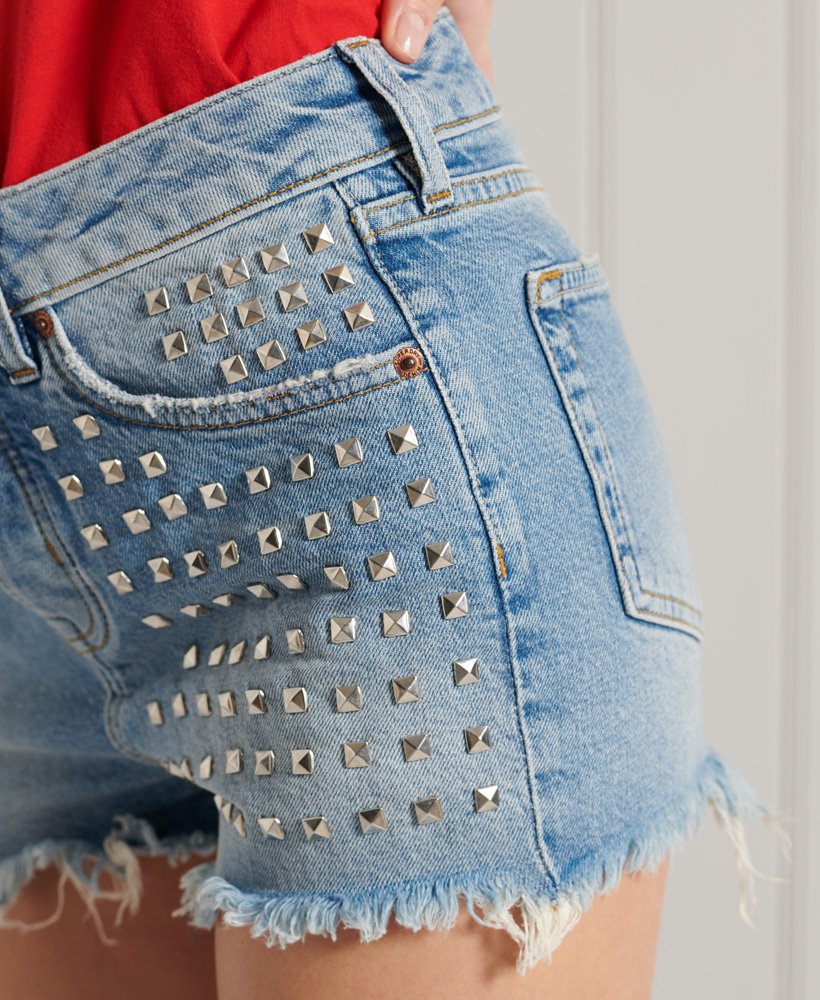 shorts justos e sensuais com tachas personalizadas para festivais.