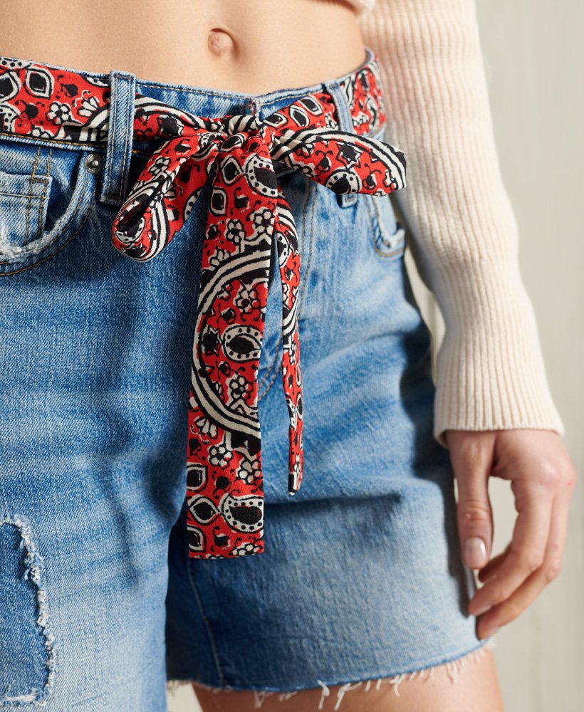 shorts justos de cintura média com lavagem média e detalhes rasgados.