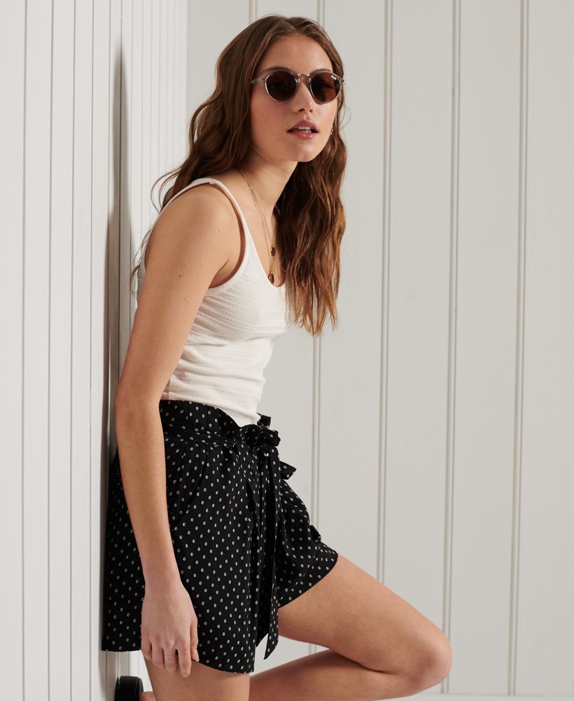 shorts paperbag estampados em preto com estampa geométrica.